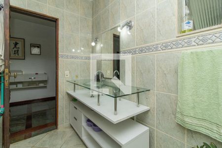 Casa à venda com 360m², 5 quartos e 6 vagasCasa 1- Banheiro Social