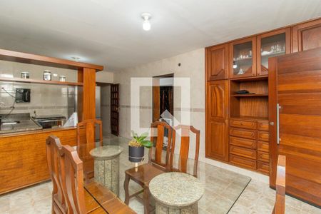 Casa à venda com 360m², 5 quartos e 6 vagasCasa 1- Cozinha