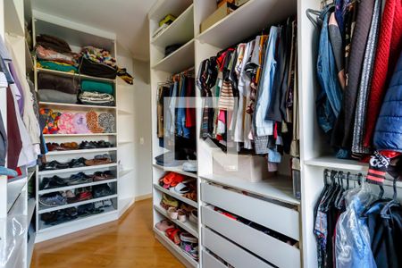 Casa de condomínio à venda com 600m², 6 quartos e 5 vagas Casa de condomínio à venda com 600m², 6 quartos e 5 vagasCloset Suíte 1