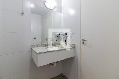 Banheiro de kitnet/studio para alugar com 1 quarto, 28m² em Centro Histórico, Porto Alegre