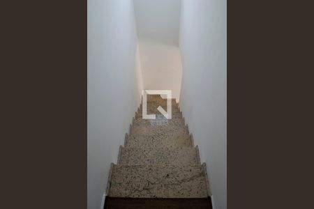 Casa de condomínio para alugar com 105m², 3 quartos e 2 vagasEscada