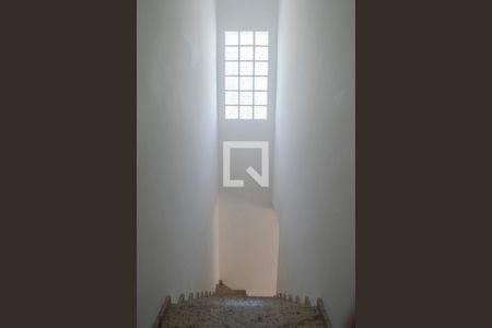 Casa de condomínio para alugar com 105m², 3 quartos e 2 vagasEscada