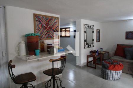 Casa à venda com 240m², 4 quartos e 2 vagasPorão -Sala e Cozinha