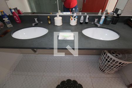 Casa à venda com 240m², 4 quartos e 2 vagasBanheiro da Suíte 1