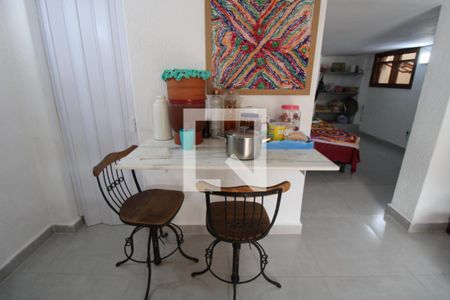 Casa à venda com 240m², 4 quartos e 2 vagasPorão -Sala e Cozinha