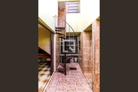 Casa à venda com 260m², 3 quartos e 5 vagas Casa à venda com 260m², 3 quartos e 5 vagasEscada