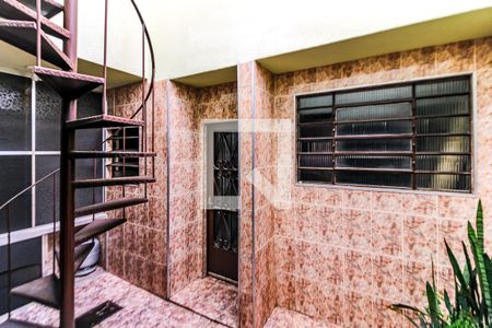 Casa à venda com 260m², 3 quartos e 5 vagas Casa à venda com 260m², 3 quartos e 5 vagasEscada