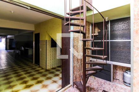 Casa à venda com 260m², 3 quartos e 5 vagas Casa à venda com 260m², 3 quartos e 5 vagasEscada