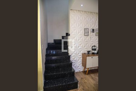 Apartamento à venda com 84m², 2 quartos e 1 vagaEscada