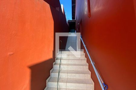 Casa à venda com 260m², 3 quartos e 4 vagas Casa à venda com 260m², 3 quartos e 4 vagasEscada