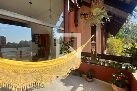 Casa à venda com 260m², 3 quartos e 4 vagas Casa à venda com 260m², 3 quartos e 4 vagasvaranda