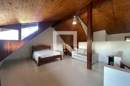 Casa à venda com 260m², 3 quartos e 4 vagas Casa à venda com 260m², 3 quartos e 4 vagassótão