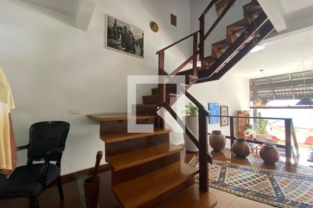 Casa à venda com 260m², 3 quartos e 4 vagas Casa à venda com 260m², 3 quartos e 4 vagasEscada