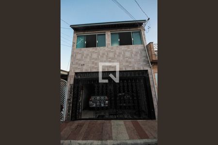 Casa à venda com 204m², 3 quartos e 2 vagas Casa à venda com 204m², 3 quartos e 2 vagasFachada