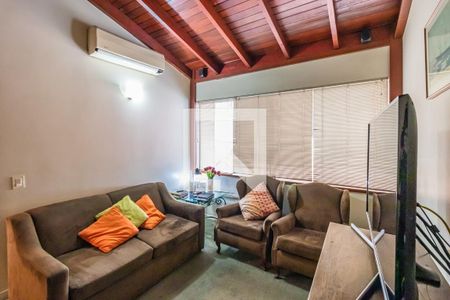 Casa de condomínio à venda com 330m², 4 quartos e 4 vagasSala Íntima