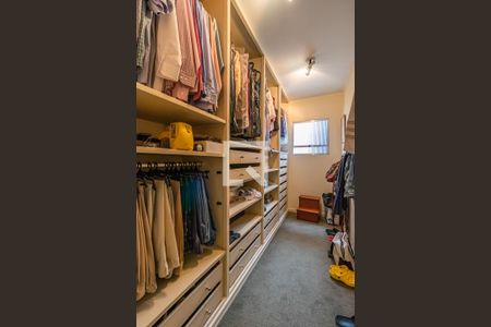 Casa de condomínio à venda com 330m², 4 quartos e 4 vagasCloset da Suíte 2