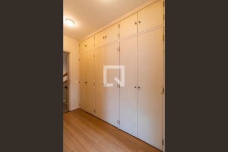 Casa de condomínio à venda com 330m², 4 quartos e 4 vagasDetalhe da Suíte 1