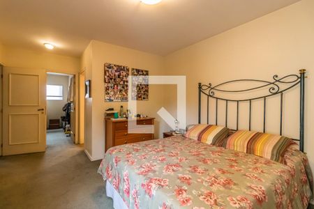 Casa de condomínio à venda com 330m², 4 quartos e 4 vagasSuíte 2