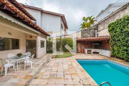 Casa de condomínio à venda com 330m², 4 quartos e 4 vagasQuintal