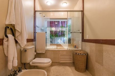 Casa de condomínio à venda com 330m², 4 quartos e 4 vagasBanheiro da Suíte 2