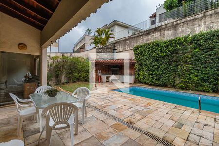 Casa de condomínio à venda com 330m², 4 quartos e 4 vagasQuintal