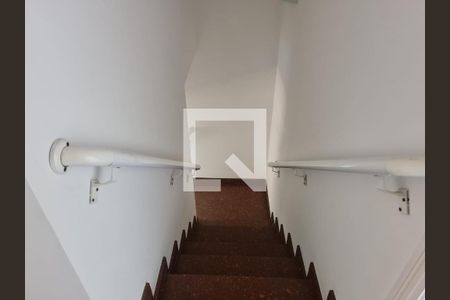 Casa à venda com 200m², 4 quartos e 3 vagasEscada acesso aos outros quartos