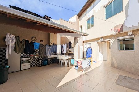 Casa à venda com 350m², 4 quartos e 2 vagasChurrasqueira e quintal