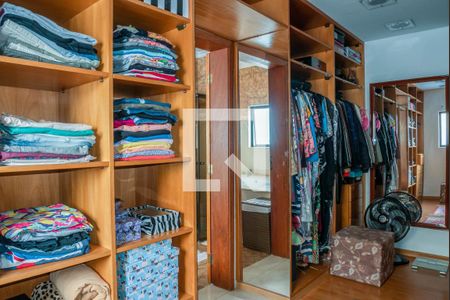 Casa à venda com 460m², 4 quartos e 4 vagas Casa à venda com 460m², 4 quartos e 4 vagasCloset da suíte master
