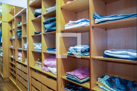 Casa à venda com 460m², 4 quartos e 4 vagas Casa à venda com 460m², 4 quartos e 4 vagasCloset da suíte 1