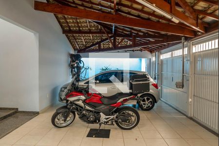 Casa à venda com 460m², 4 quartos e 4 vagas Casa à venda com 460m², 4 quartos e 4 vagasGaragem