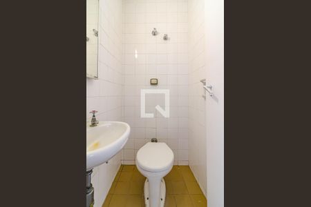 Banheiro de serviço de apartamento à venda com 3 quartos, 196m² em Jardim Paulista, São Paulo