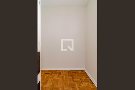 Apartamento à venda com 196m², 3 quartos e 2 vagas Apartamento à venda com 196m², 3 quartos e 2 vagasQuarto de serviço