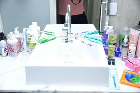 Casa de condomínio para alugar com 250m², 3 quartos e 8 vagas Casa de condomínio para alugar com 250m², 3 quartos e 8 vagasBanheiro da Suíte 2