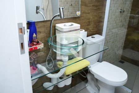 Casa de condomínio para alugar com 250m², 3 quartos e 8 vagas Casa de condomínio para alugar com 250m², 3 quartos e 8 vagasBanheiro da Suíte 1