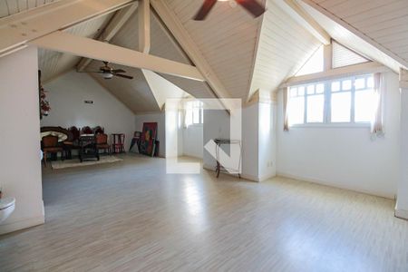 Casa de condomínio à venda com 375m², 5 quartos e 4 vagasSótão