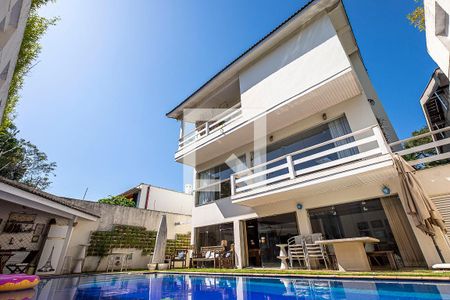 Casa à venda com 630m², 4 quartos e 6 vagas Casa à venda com 630m², 4 quartos e 6 vagasFachada