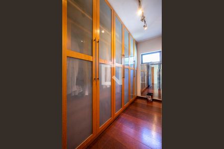 Casa à venda com 630m², 4 quartos e 6 vagas Casa à venda com 630m², 4 quartos e 6 vagasSuíte 1 - Closet