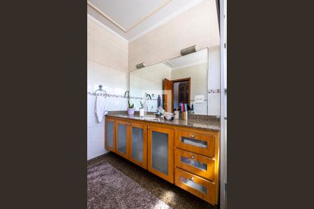 Casa à venda com 630m², 4 quartos e 6 vagas Casa à venda com 630m², 4 quartos e 6 vagasSuíte 2 - Banheiro