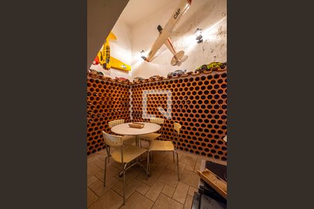 Casa à venda com 630m², 4 quartos e 6 vagas Casa à venda com 630m², 4 quartos e 6 vagasAdega