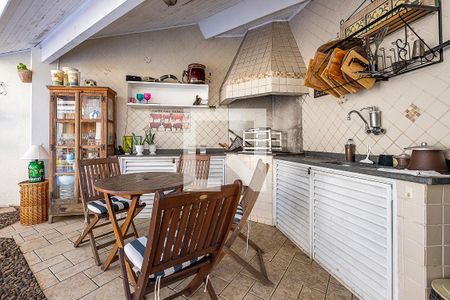 Casa à venda com 630m², 4 quartos e 6 vagas Casa à venda com 630m², 4 quartos e 6 vagasQuintal