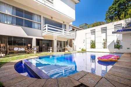 Casa à venda com 630m², 4 quartos e 6 vagas Casa à venda com 630m², 4 quartos e 6 vagasQuintal