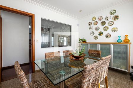 Casa à venda com 630m², 4 quartos e 6 vagas Casa à venda com 630m², 4 quartos e 6 vagasSala de almoço