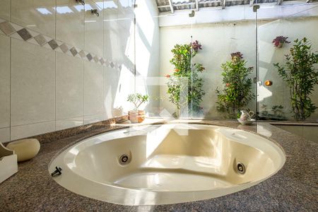 Casa à venda com 630m², 4 quartos e 6 vagas Casa à venda com 630m², 4 quartos e 6 vagasSuíte 1 - Banheiro