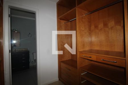 Casa de condomínio para alugar com 650m², 4 quartos e 2 vagasCloset da suíte 1