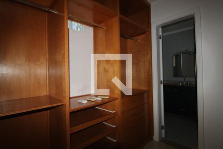 Casa de condomínio para alugar com 650m², 4 quartos e 2 vagasCloset da suíte 1