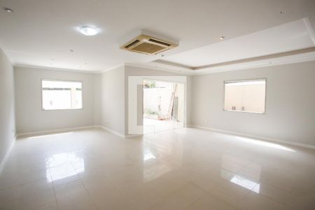 Sala de casa para alugar com 4 quartos, 650m² em Jacarepaguá, Rio de Janeiro