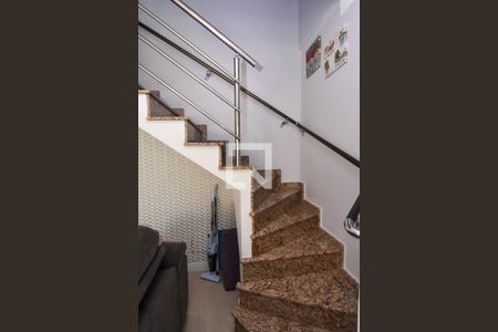 Casa para alugar com 120m², 3 quartos e 2 vagasEscada