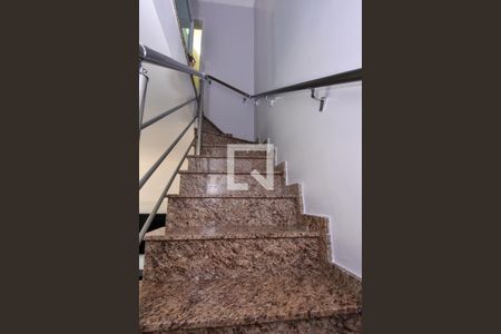 Casa para alugar com 120m², 3 quartos e 2 vagasEscada