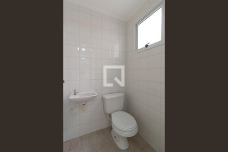 Banheiro de serviço de apartamento para alugar com 2 quartos, 62m² em Parque Campolim, Sorocaba