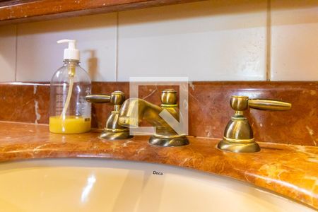 Casa à venda com 900m², 4 quartos e 5 vagasBanheiro da suíte 2